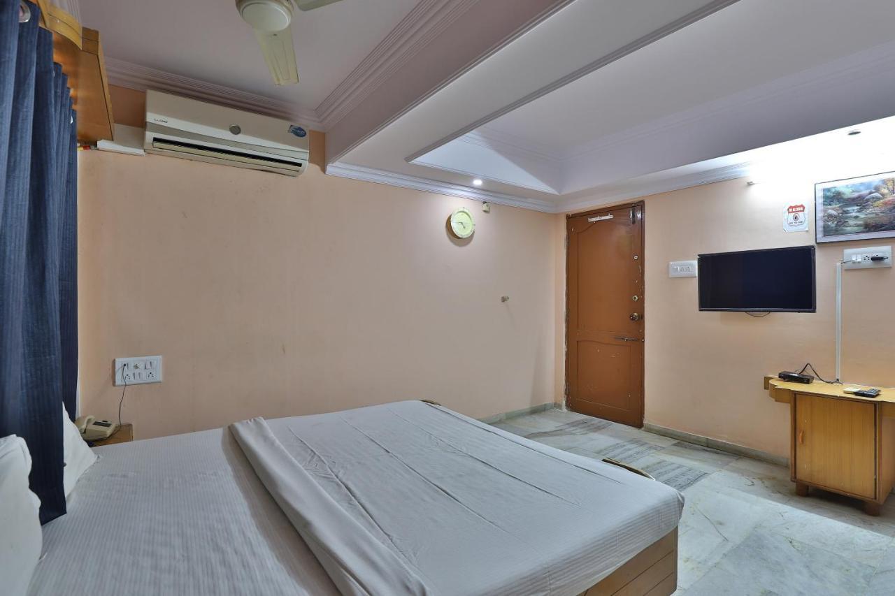 Spot On Hotel Decent Anand Luaran gambar