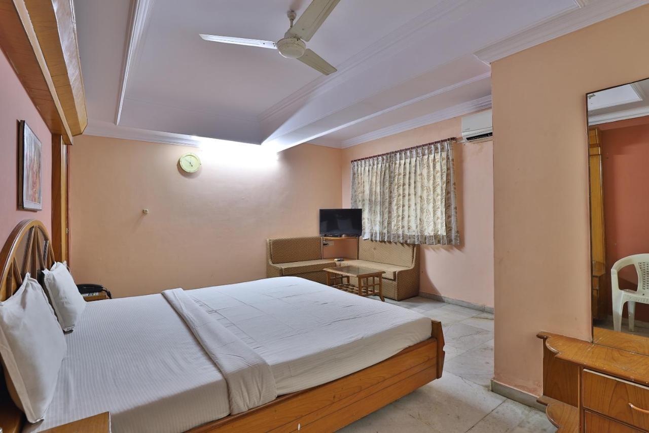 Spot On Hotel Decent Anand Luaran gambar